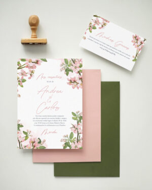 invitación de boda y sobre flor de cerezo something cute