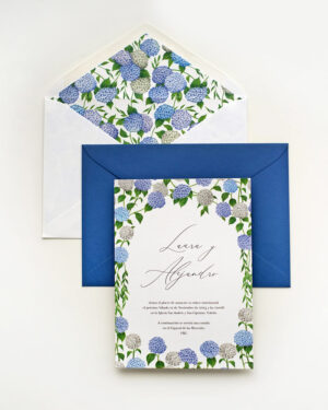 invitación de boda y sobre hortensias azules something cute